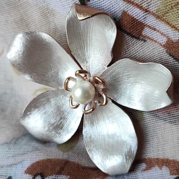 Frosted Matte White Enameled Unsigned Boucher? Vintage Brooch Blazer Pin Unisex - Picture 8 of 11